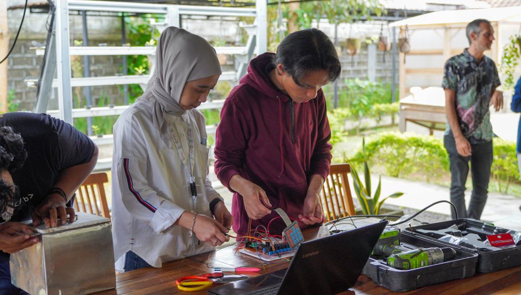 Of Minds, Mechanics, and the Makerspaces for Change