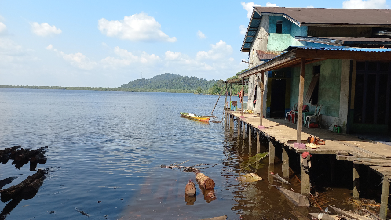 Sustainable Sewage Treatment for Floating Houses