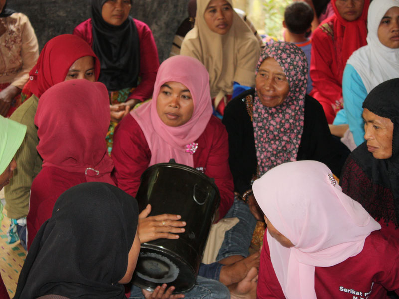 Lighting Up 100,000 Solar Lanterns in East Sumba with Panasonic